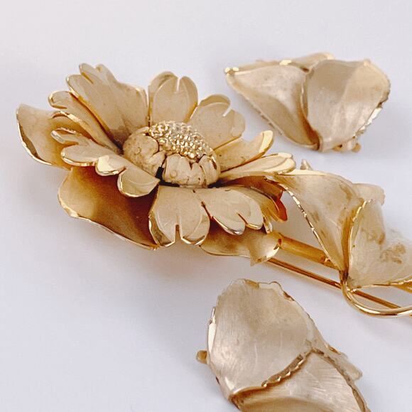 Signed Primex Mid Century Gold Tone Floral Brooch Earrings Set Leaf Flower - Picture 14 of 15